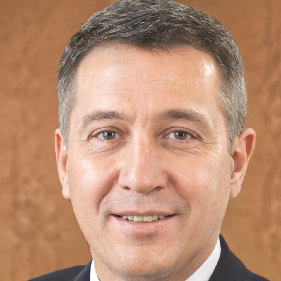 Retrato profesional de Valentín Mendoza