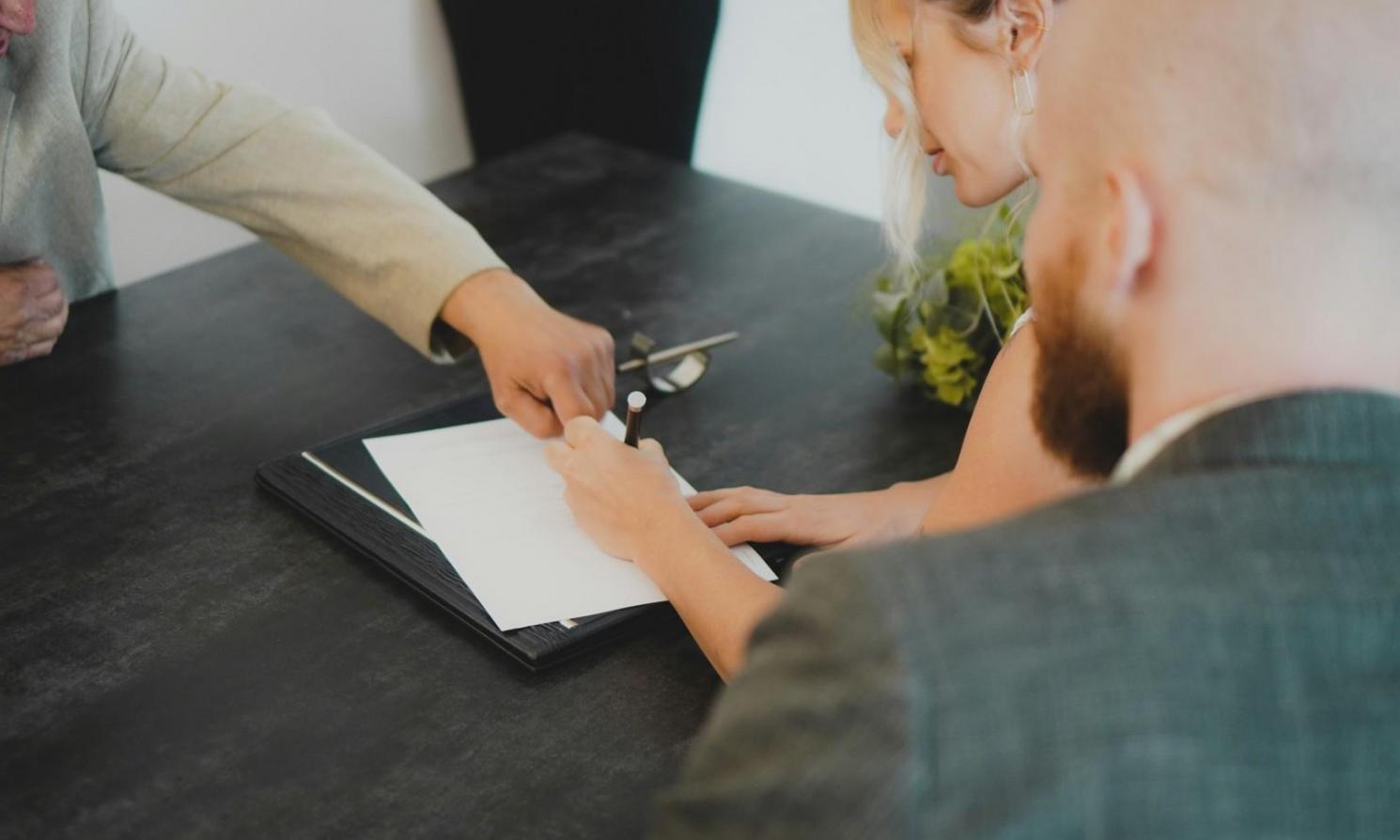 Profesionales analizando datos financieros en sesión de capacitación empresarial