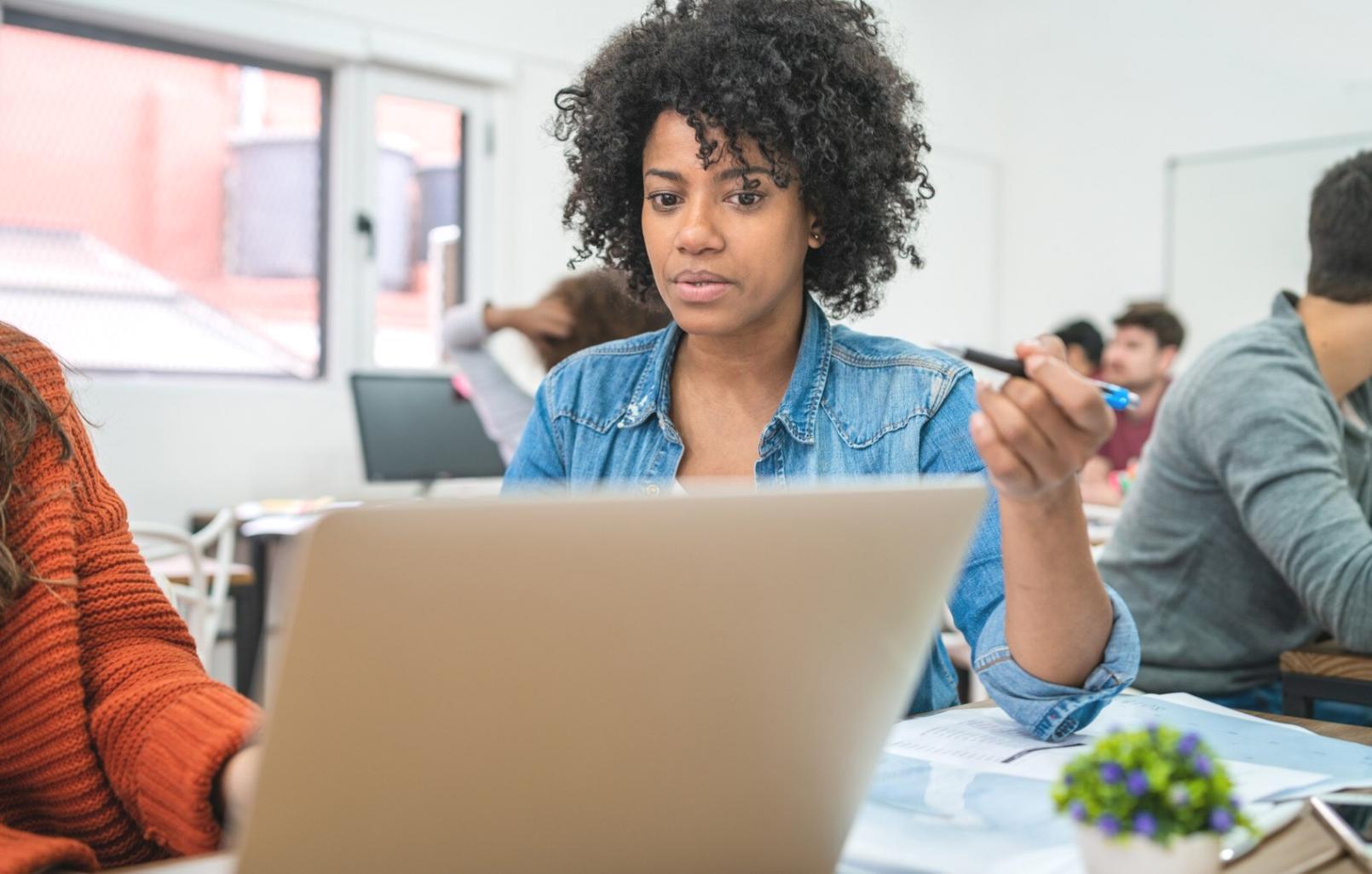Sesión grupal de formación financiera en aula empresarial