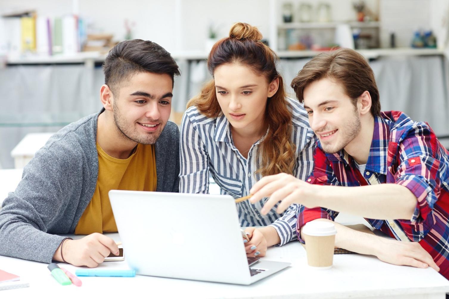 Profesionales participando en formación financiera empresarial