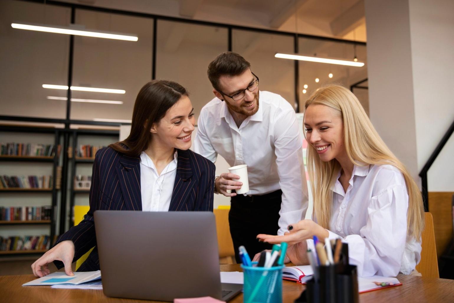 Especialistas financieros trabajando en estrategias personalizadas para empresas